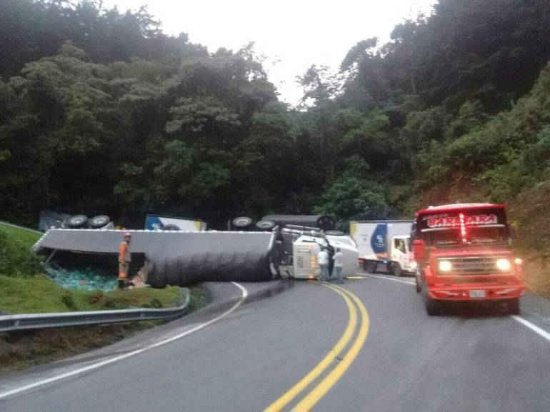 VERSALLES: Habilitan un carril en la vía Versalles -Medellín