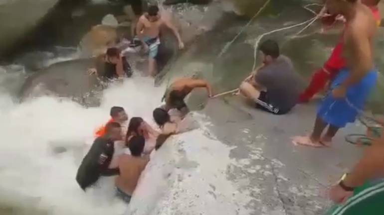 MUJER AHOGADA: Policía salvó a una mujer que estaba a punto ahogarse en Cisneros, Antioquia