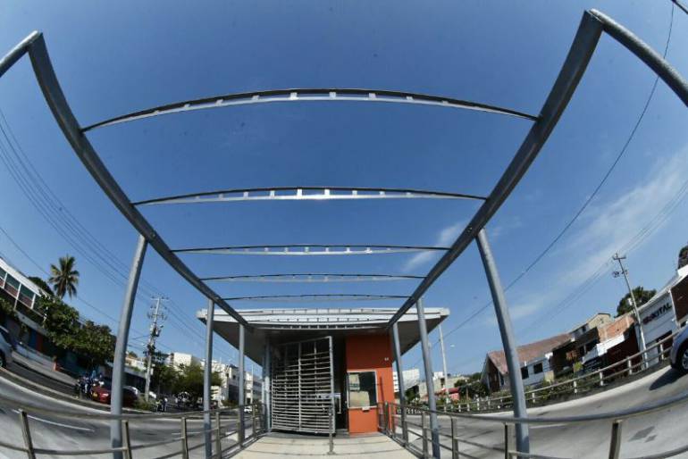 Instalan pérgolas de plástico reciclado en estaciones de Transcaribe: Instalan pérgolas de plástico reciclado en estaciones de Transcaribe