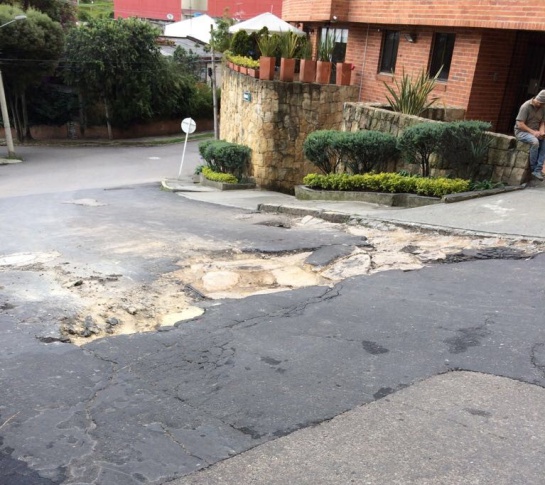 Huecos en Chapinero: Habitantes de Chapinero denuncian enorme hueco hace dos años en una vía Huecos en Chapinero: Habitantes de Chapinero denuncian enorme hueco hace dos años en una vía
