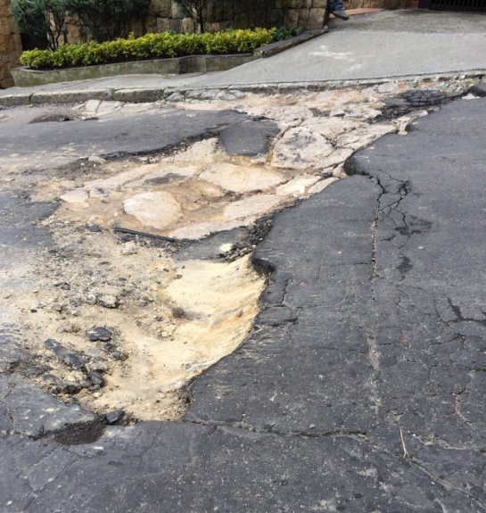 Huecos en Chapinero: Habitantes de Chapinero denuncian enorme hueco hace dos años en una vía Huecos en Chapinero: Habitantes de Chapinero denuncian enorme hueco hace dos años en una vía