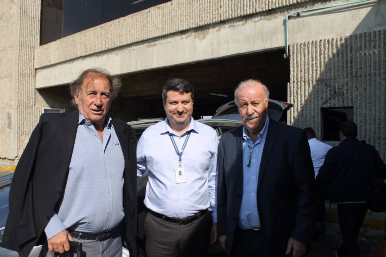 Vicente del Bosque en el aeropuerto Ernesto Cortissoz.