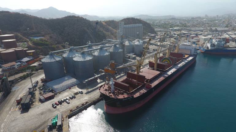 En esta embarcación llegó la carga de maíz. FOTOGRAFÍA PUERTO DE SANTA MARTA