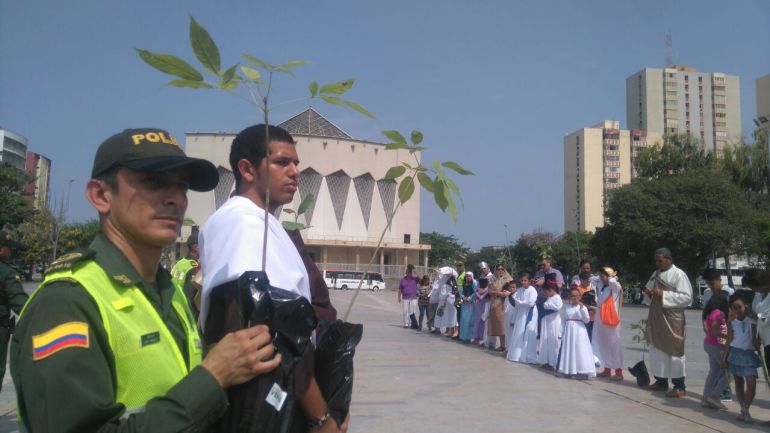 La Policía entregó 300 árboles para celebrar la Semana Santa en armonía con la naturaleza.