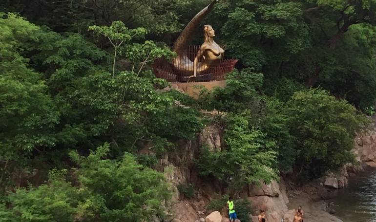 La mítica sirena vallenata en el balneario Hurtado.