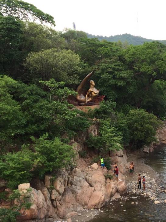 La mítica sirena vallenata en el balneario Hurtado. La mítica sirena vallenata en el balneario Hurtado.