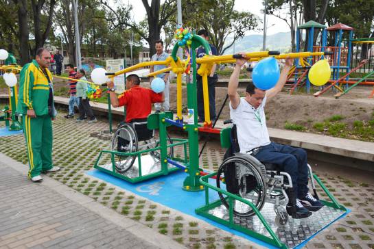 Personas en sillas de ruedas usando el parque Personas en sillas de ruedas usando el parque