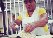 María Irene Jaramillo prepara la mejor arepa callejera de Armenia