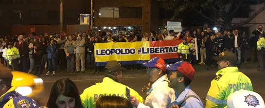 Protestan anti Maduro en Bogotá: Venezolanos en Bogotá se unen a protestas de su país y piden renuncia de Nicolás Maduro Protestan anti Maduro en Bogotá: Venezolanos en Bogotá se unen a protestas de su país y piden renuncia de Nicolás Maduro
