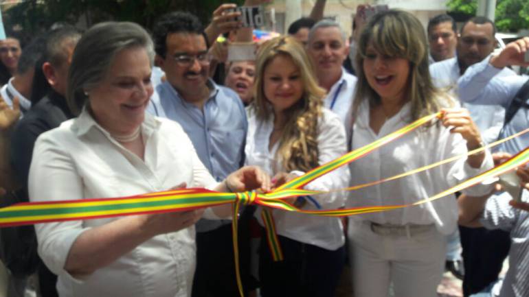 Clara López corta la cinta que simboliza la inauguración de la nueva sede del Ministerio de Trabajo en Barranquilla