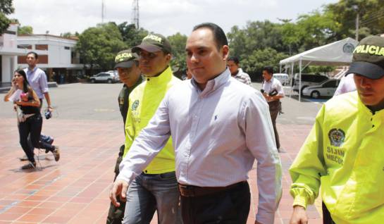 Julio Cesar Vélez González entregandose a la Policía de Cúcuta Julio Cesar Vélez González entregandose a la Policía de Cúcuta