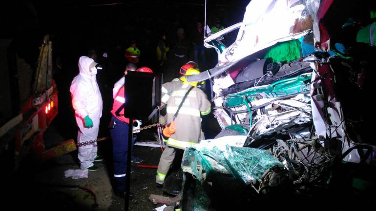 Dos muertos tras choque de dos camiones en Tunja - Caracol Radio