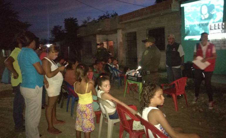 Policía de Bolívar organizó jornada de 'Cine al barrio' en Magangué - Caracol Radio