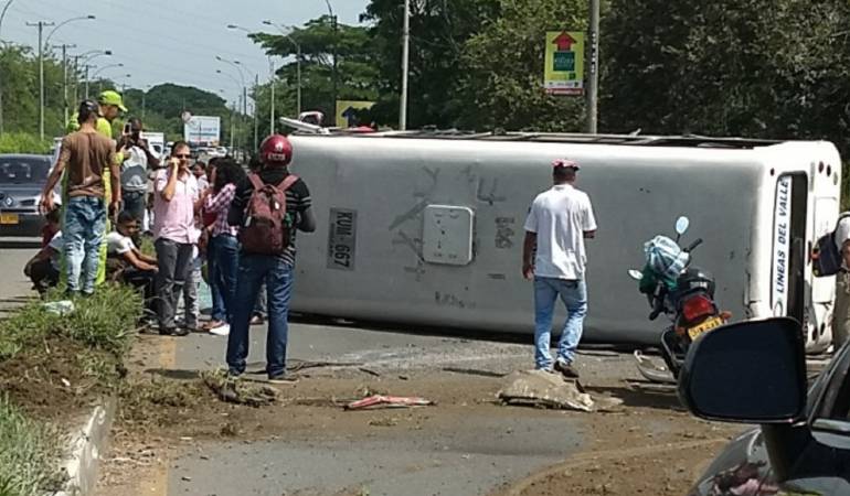 Accidente en la vía a Jamundí deja 14 heridos - Caracol Radio