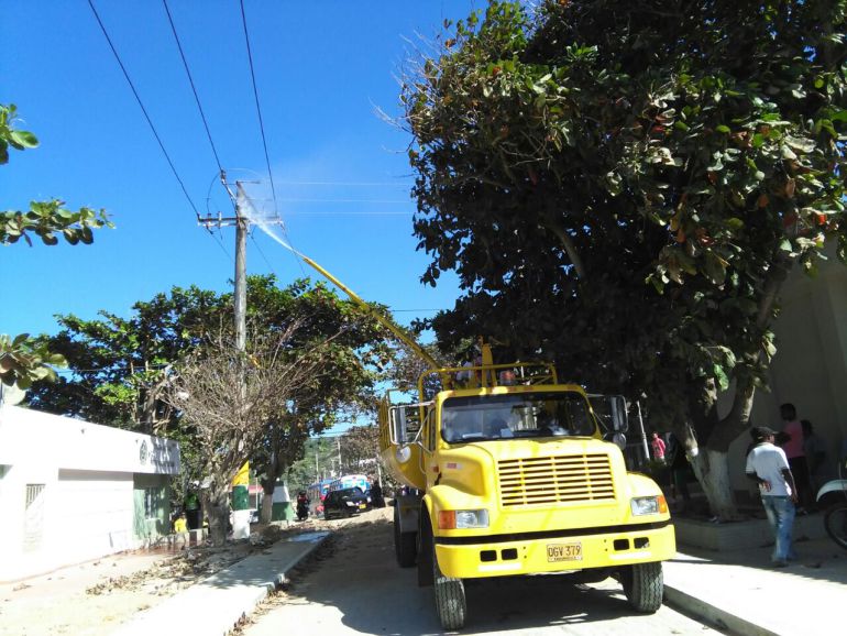 Los operarios de Electricaribe trabajan para superar la emergencia provocada las lluvias y los fuertes vientos.