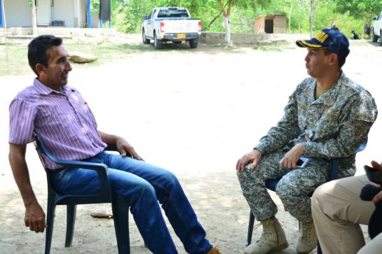 Luis Rafael conversa con los infantes de marina de la Armada Nacional, institución con la que se siente agradecido. Luis Rafael conversa con los infantes de marina de la Armada Nacional, institución con la que se siente agradecido.