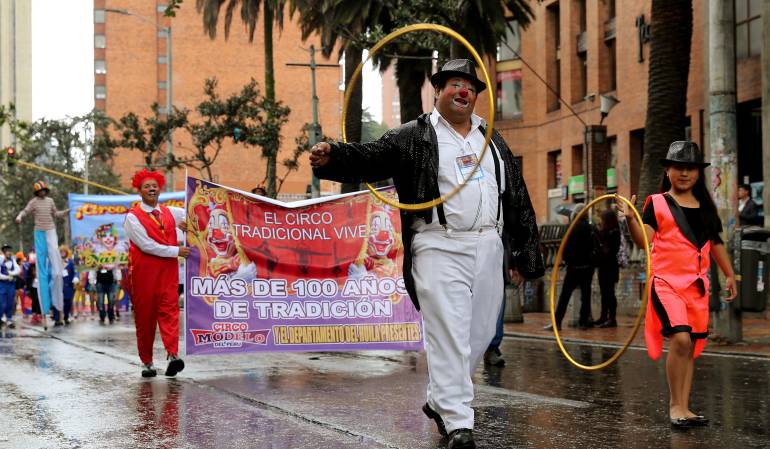 Payasos y gente de circo se movilizaron en defensa de su arte.: Payasos de Colombia salen en defensa de su trabajo y de la actividad circense