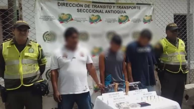 ladrones puerto Boyacá: Tres ladrones capturados por asaltar con armas de fuego en Puerto Boyacá