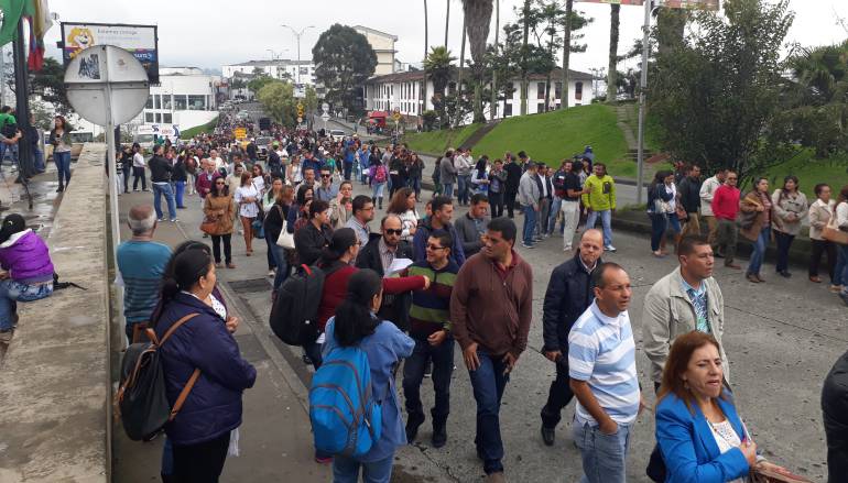 Mil 200 personas, entre docentes y líderes sindicales, colmaron las principales vías de Manizales. Mil 200 personas, entre docentes y líderes sindicales, colmaron las principales vías de Manizales.