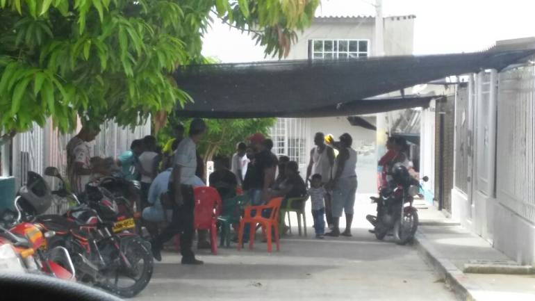 Familiares del patrullero se reúnen a la espera de que les sea entregado el cadáver.