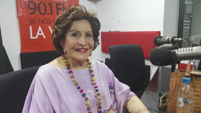 Amalín De Hazbún 'La aguja de oro' colombiana, durante el programa el 'Personaje de la Semana' en Caracol Radio Barranquilla.