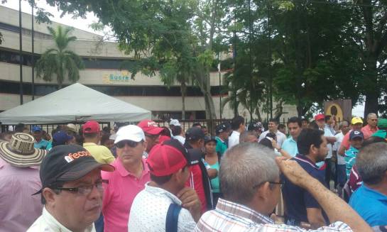 Caracol Radio / Docentes frente a la gobernación de Sucre. Caracol Radio / Docentes frente a la gobernación de Sucre.