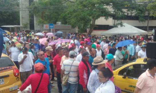 Caracol Radio / Docentes frente a la gobernación de Sucre. Caracol Radio / Docentes frente a la gobernación de Sucre.