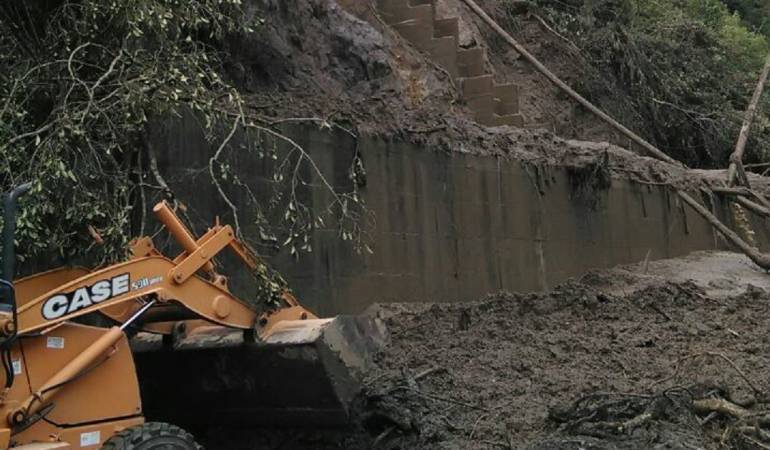 Maquinaria retirando el derrumbe en Cajamarca, Tolima