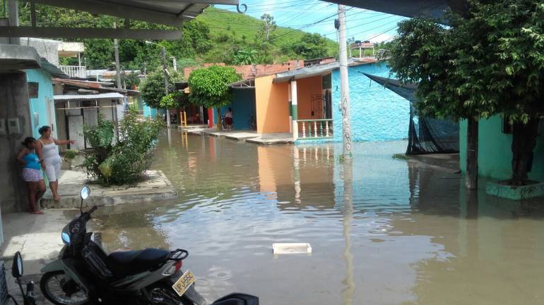 Creciente súbita del Río Magdalena supera muro de contención en Puerto Boyacá: Creciente súbita del Río Magdalena supera muro de contención en Puerto Boyacá