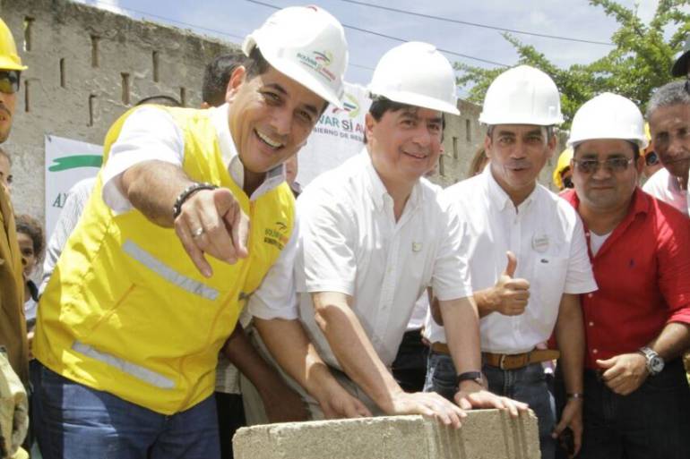 Ministro Cristo y Gobernador colocan la primera piedra de estación de policía de Turbaco: Ministro Cristo y Gobernador colocan la primera piedra de estación de policía de Turbaco