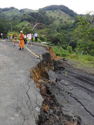 Habitantes de Otanche en Boyacá arriesgan sus vidas cruzando por zona con riesgo de avalancha: Habitantes de Otanche en Boyacá arriesgan sus vidas cruzando por zona con riesgo de avalancha Habitantes de Otanche en Boyacá arriesgan sus vidas cruzando por zona con riesgo de avalancha: Habitantes de Otanche en Boyacá arriesgan sus vidas cruzando por zona con riesgo de avalancha