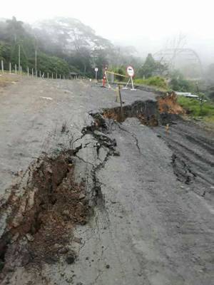 Habitantes de Otanche en Boyacá arriesgan sus vidas cruzando por zona con riesgo de avalancha: Habitantes de Otanche en Boyacá arriesgan sus vidas cruzando por zona con riesgo de avalancha Habitantes de Otanche en Boyacá arriesgan sus vidas cruzando por zona con riesgo de avalancha: Habitantes de Otanche en Boyacá arriesgan sus vidas cruzando por zona con riesgo de avalancha