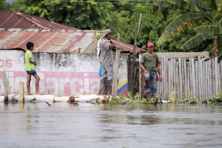 Entregan ayudas a familias afectadas por inundaciones en Altos del Rosario, Bolívar - Caracol Radio