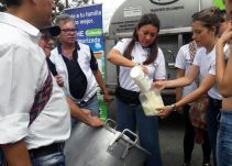 5000 Litros de leche gratis entregó Colanta y la alcaldía de Armenia en seis comunas de la ciudad