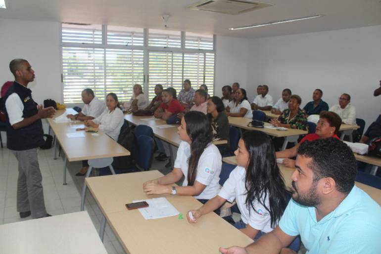 Con apoyo del DADIS, Tecnológico Comfenalco capacitó y certificó a 40 cocteleros de Cartagena