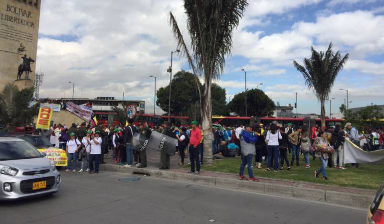 Protestas Bogotá bloqueo Transmilenio: Cerrado carril de Transmilenio en la Calle 80