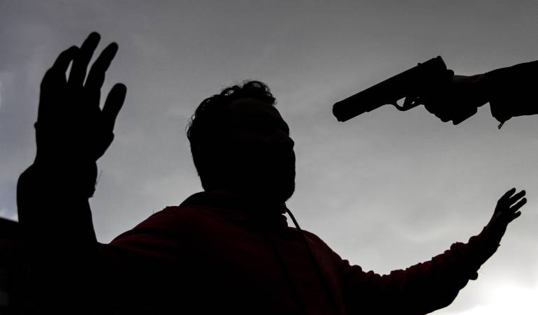 Policias en Suba dispararon arma en un forcejeo: Dos policías heridos dentro de un CAI en Suba