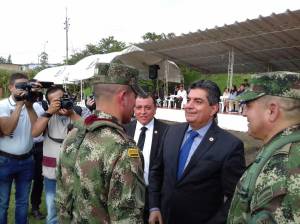 Gobernador del Quindío, Carlos Eduardo Osorio y General Raúl Rodríguez en reconocimiento a saliente comandante Octava Brigada Gobernador del Quindío, Carlos Eduardo Osorio y General Raúl Rodríguez en reconocimiento a saliente comandante Octava Brigada