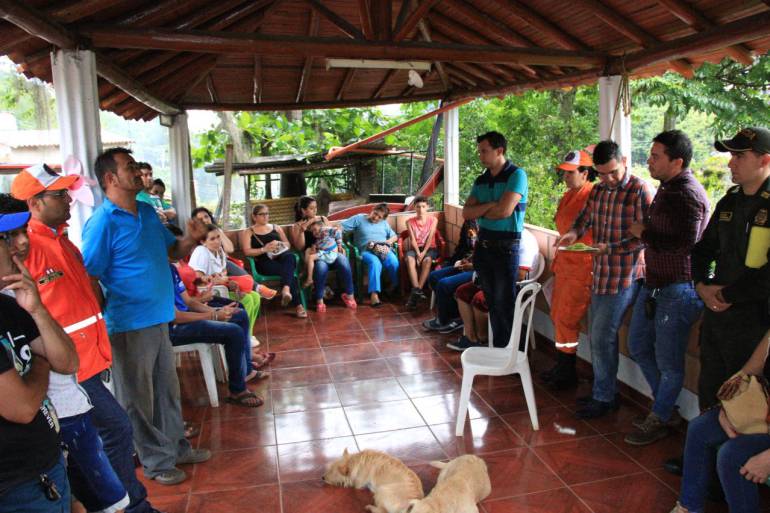 DERRUMBE, MONTAÑA, CAE CASAS, PELIGRO: Evacuan a 15 familias que están a punto de ser arrasadas por una montaña