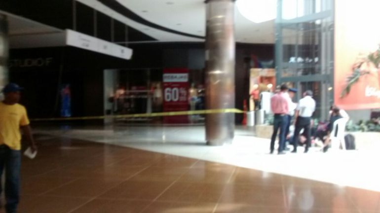 Cae techo en el centro comercial Viva: Cayó techo de un local en centro comercial en Barranquilla