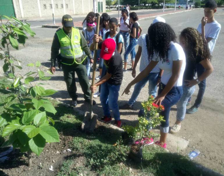 Policía de Cartagena lidera jornada de siembra de plantas ornamentales: Policía de Cartagena lidera jornada de siembra de plantas ornamentales