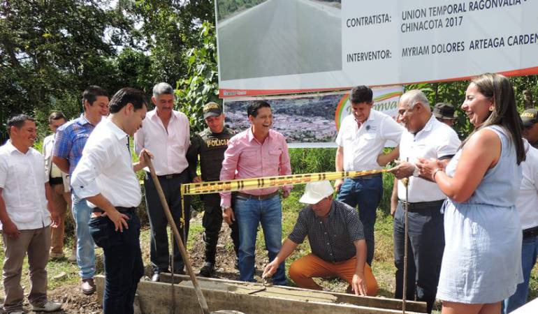 Gobernador da inicio a pavimentación de la vía Ragonvalia ... - Caracol Radio