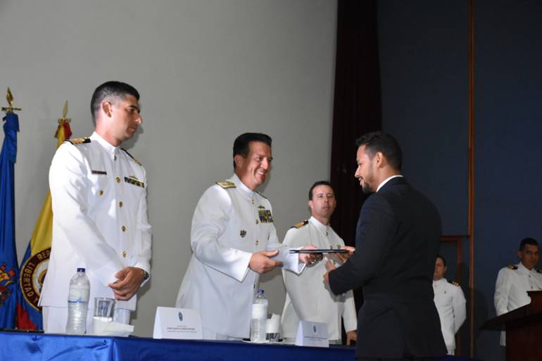 Escuela Naval realizó ceremonia de graduación en posgrados y pregrados