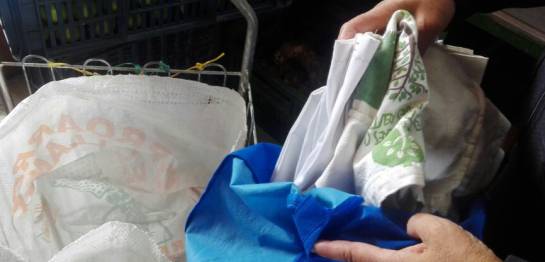 A pesar de la oferta en las plazas de mercado para reemplazar la bolsa plástica, algunos clientes prefieren llevar sus bolsas de tela, que también se pueden conseguir a $1.000. A pesar de la oferta en las plazas de mercado para reemplazar la bolsa plástica, algunos clientes prefieren llevar sus bolsas de tela, que también se pueden conseguir a $1.000.