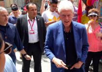 Bill Clinton se tomó dos cafés con jóvenes de la Comuna 13