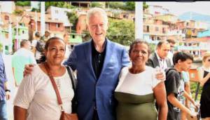 VISITA, BILL CLINTON, COMUNA 13, MEDELLÍN: Bill Clinton se tomó dos cafés con jóvenes de la Comuna 13 VISITA, BILL CLINTON, COMUNA 13, MEDELLÍN: Bill Clinton se tomó dos cafés con jóvenes de la Comuna 13