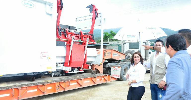 Funcionarios de la Alcaldía de Santa Marta revisan proceso de instalación. /FOTO ALCALDÍA
