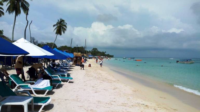 Preocupación de nativos de Playa Blanca en Cartagena por restricciones para el ingreso: Preocupación de nativos de Playa Blanca en Cartagena por restricciones para el ingreso Preocupación de nativos de Playa Blanca en Cartagena por restricciones para el ingreso: Preocupación de nativos de Playa Blanca en Cartagena por restricciones para el ingreso