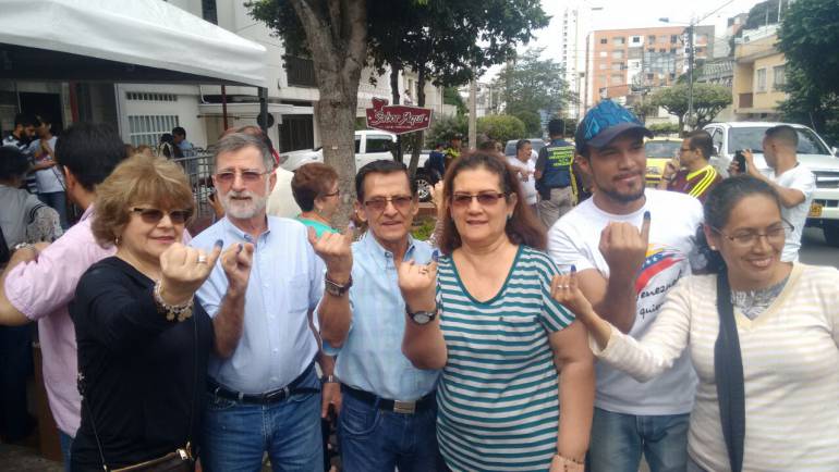 ELECCIONES, VENEZUELA, CONSULTA, VOTACIÓN: Se pintaron el dedo de azul solo para sacar a Maduro