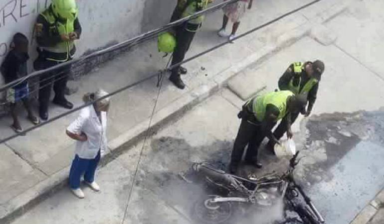 Prenden fuego a moto de un policía en el oriente de Cali